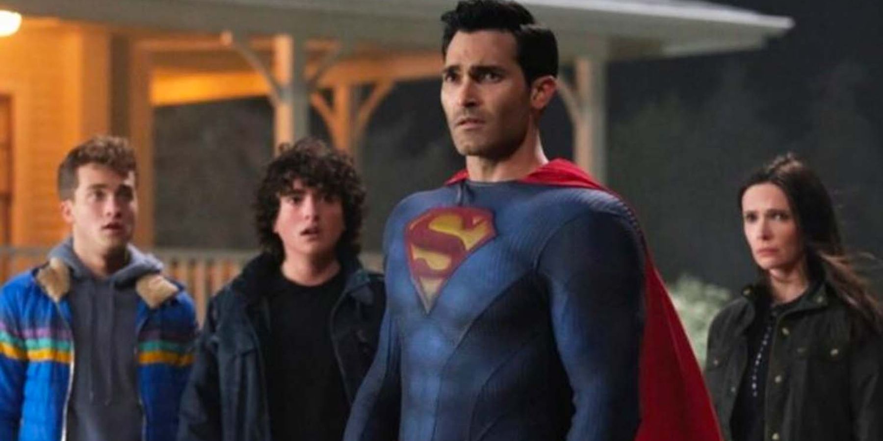 Superman и Lois Set Photo раскрывает новый супер костюм Тайлера Хоэхлина